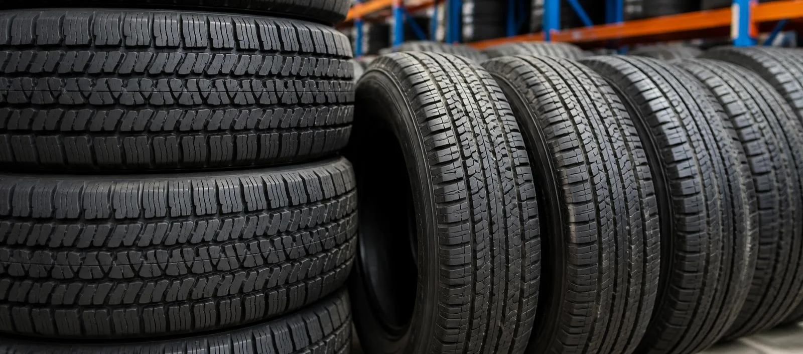 Llantas nuevas apiladas y ordenadas en un almacén de distribución